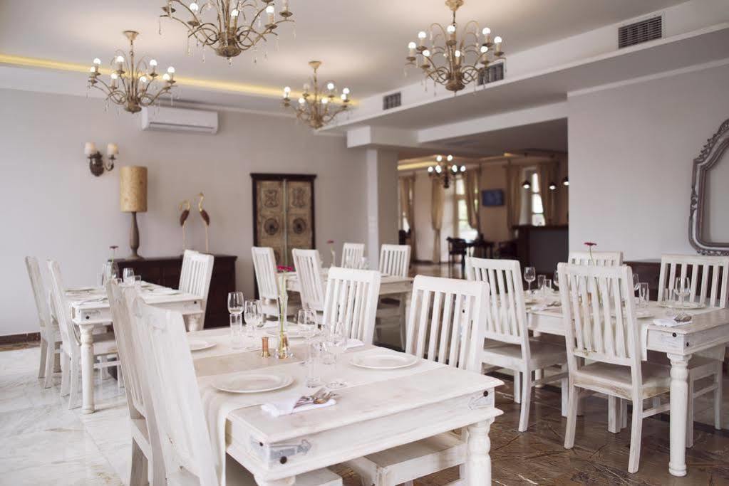 东方宫殿酒店 Bielany Wrocławskie 外观 照片